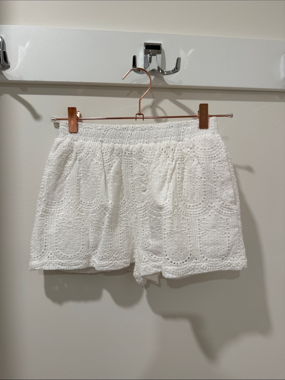 High-Waist White Eyelet Shorts with Elastic Waistband